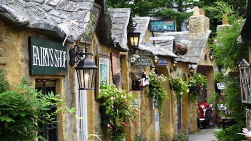 Ngôi làng được thiết kế giống như ở Cotswolds, một khu vực nổi tiếng ở Anh, từng xuất hiện trong phim Harry Porter với vẻ đẹp thần tiên.